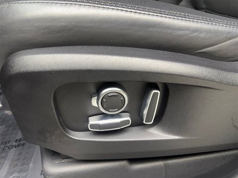 Used 2023 Land Rover Defender 130 X-Dynamic SE image 30