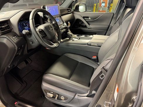 New 2025 Lexus LX 700h Luxury image 28