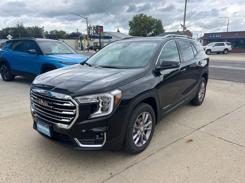 Used 2024 GMC Terrain SLT image 2