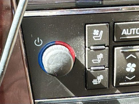 Used 2014 Cadillac Escalade Luxury AWD/4WD image 23