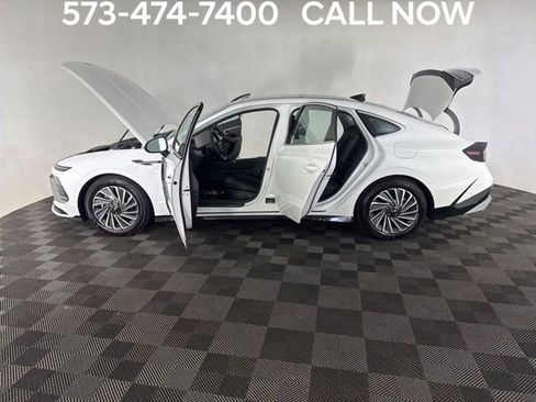Used 2025 Hyundai Sonata Limited FWD image 11