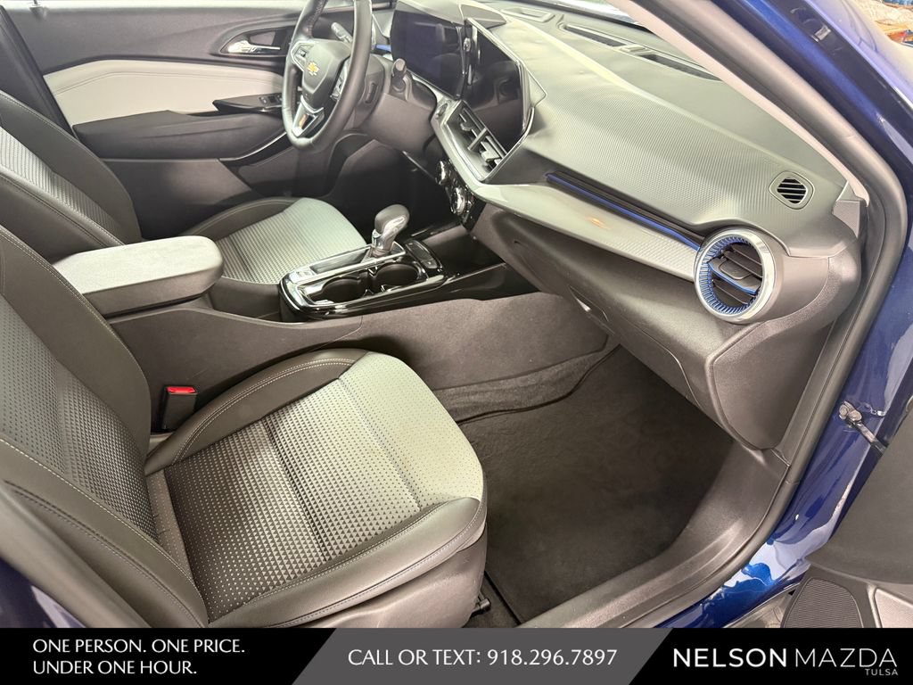 Used 2024 Chevrolet Trax LT w/ LT Convenience Package FWD image 40