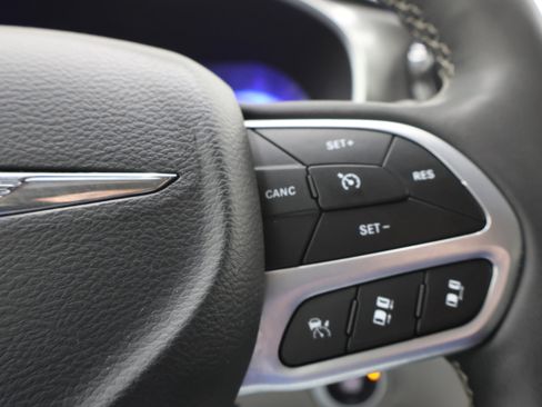 Used 2024 Chrysler Pacifica Touring-L FWD image 15