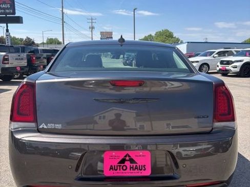Used 2022 Chrysler 300 Touring L w/ Safetytec Plus Group RWD image 10