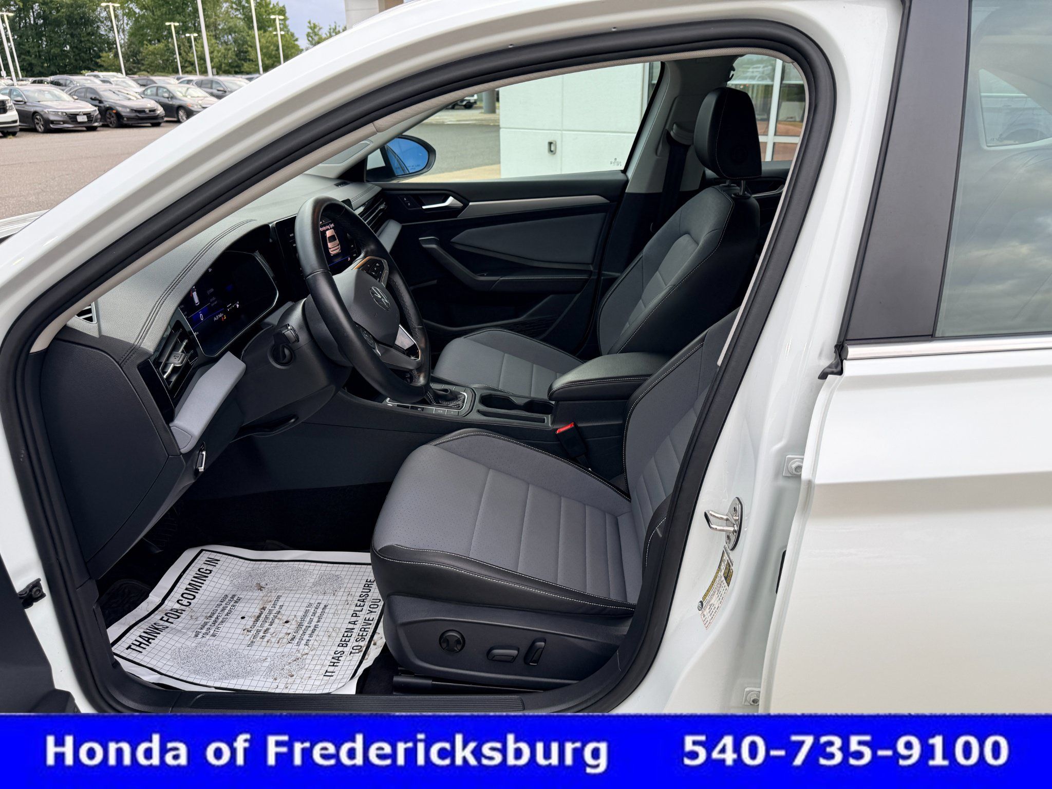 Used 2025 Volkswagen Jetta SE FWD image 24