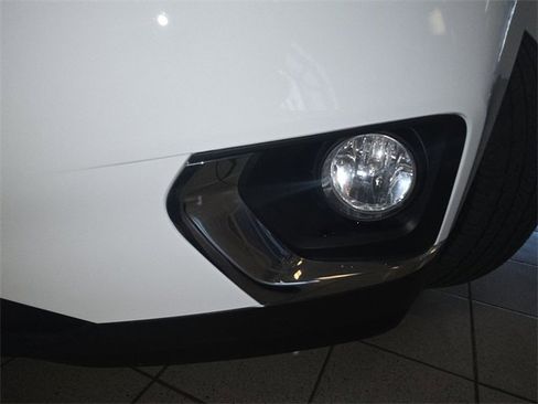 Used 2021 Chevrolet Traverse LT image 27