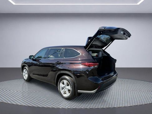 Used 2022 Toyota Highlander LE AWD/4WD image 10