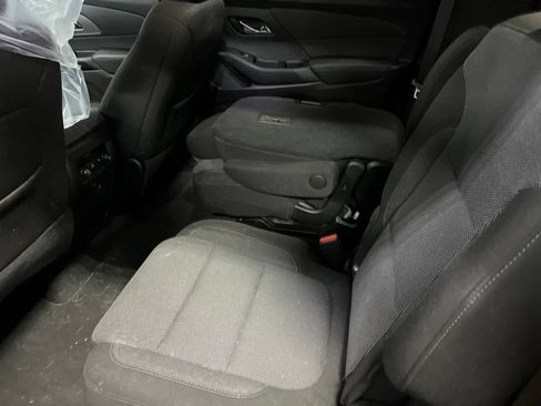 Used 2023 Chevrolet Traverse LT FWD image 3
