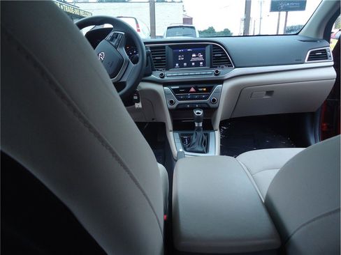 Used 2017 Hyundai Elantra SE image 18