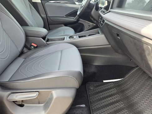 New 2025 Volkswagen Tiguan SE image 12