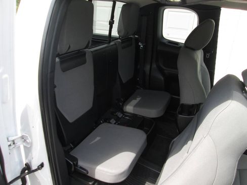 Used 2016 Toyota Tacoma SR5 AWD/4WD image 17