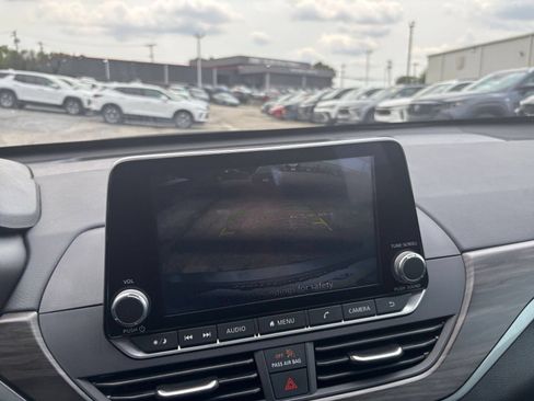 Used 2025 Nissan Altima 2.5 SV FWD image 19