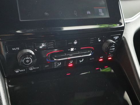 Used 2024 Jeep Grand Cherokee L Laredo image 32