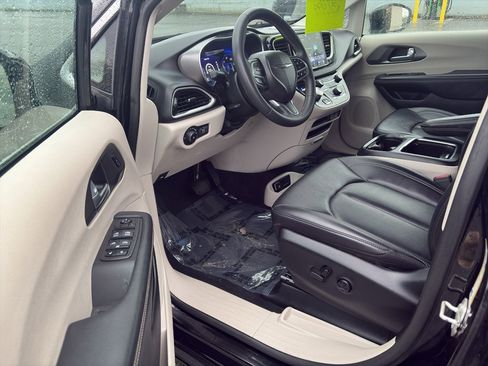Used 2024 Chrysler Pacifica Touring-L image 4