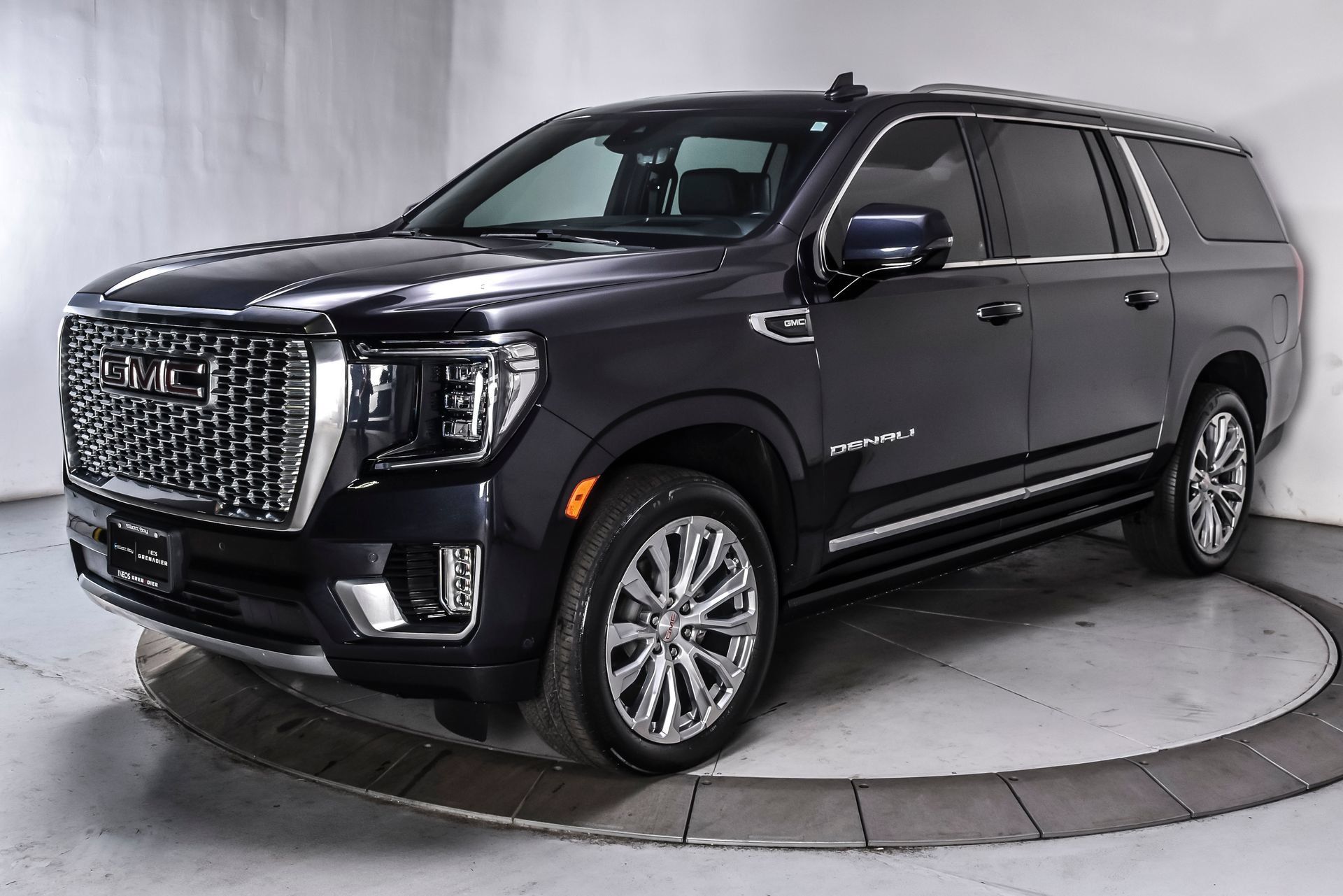 Used 2023 GMC Yukon XL Denali w/ Denali Reserve Package AWD/4WD image 3