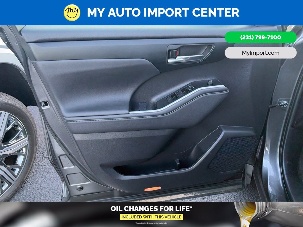 Used 2023 Toyota Highlander XLE AWD/4WD image 8