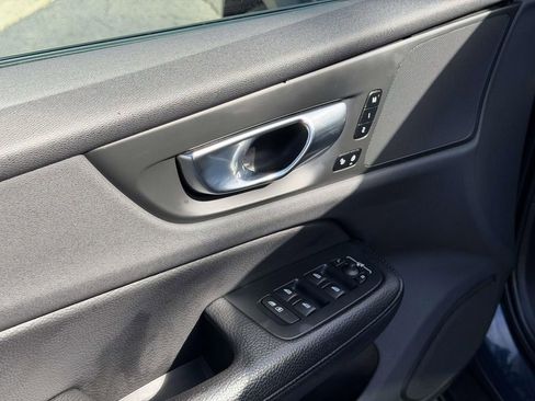 Used 2022 Volvo V60 T5 Cross Country image 18