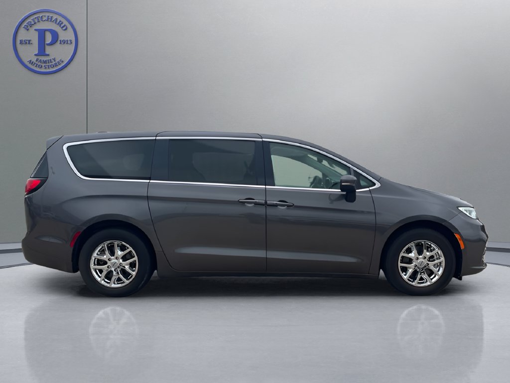Used 2023 Chrysler Pacifica Touring-L FWD image 9