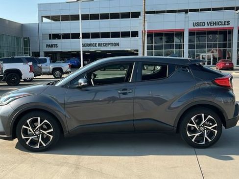 Used 2021 Toyota C-HR XLE FWD image 3