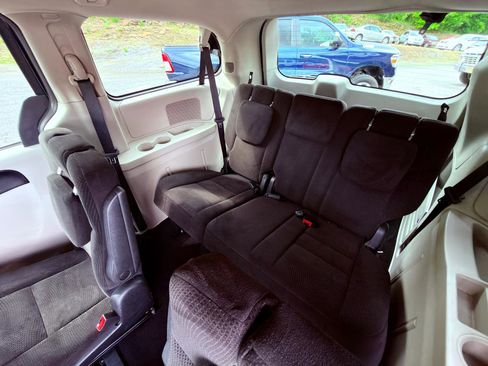 Used 2016 Dodge Grand Caravan SXT w/ UConnect Hands-Free Group FWD image 18