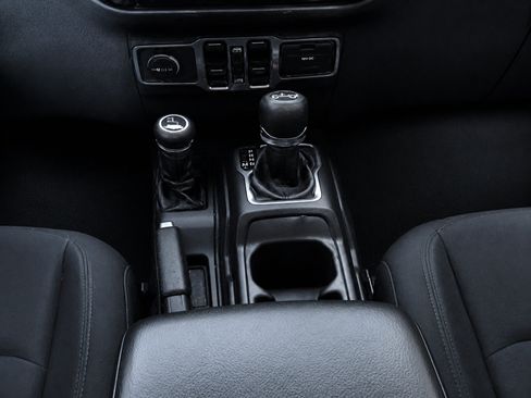 Used 2018 Jeep Wrangler Unlimited Sport S AWD/4WD image 13