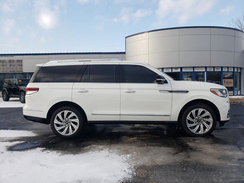 Used 2024 Lincoln Navigator Reserve image 2