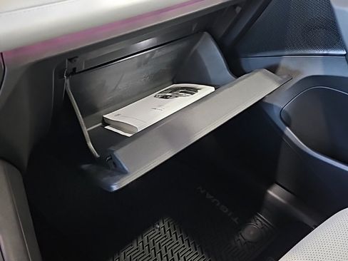 New 2025 Volkswagen Tiguan SE image 30