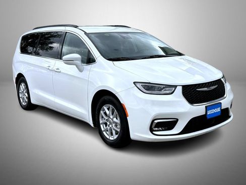 Used 2022 Chrysler Pacifica Touring-L FWD image 3