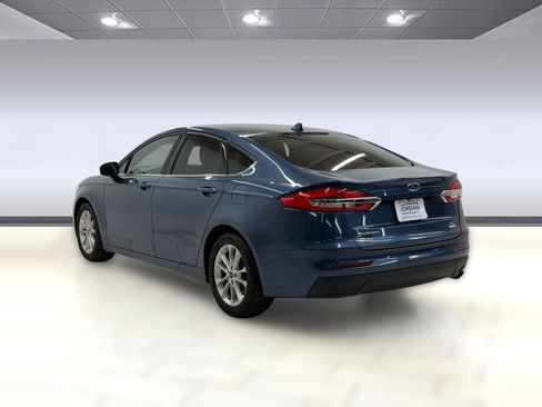 Used 2019 Ford Fusion SE FWD image 2