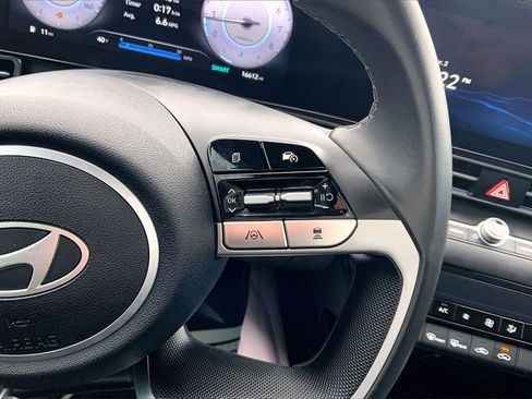 Used 2025 Hyundai Elantra SEL image 13