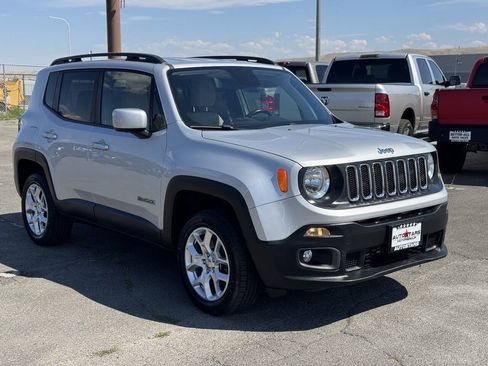 Used 2018 Jeep Renegade Latitude w/ Cold Weather Group AWD/4WD image 7