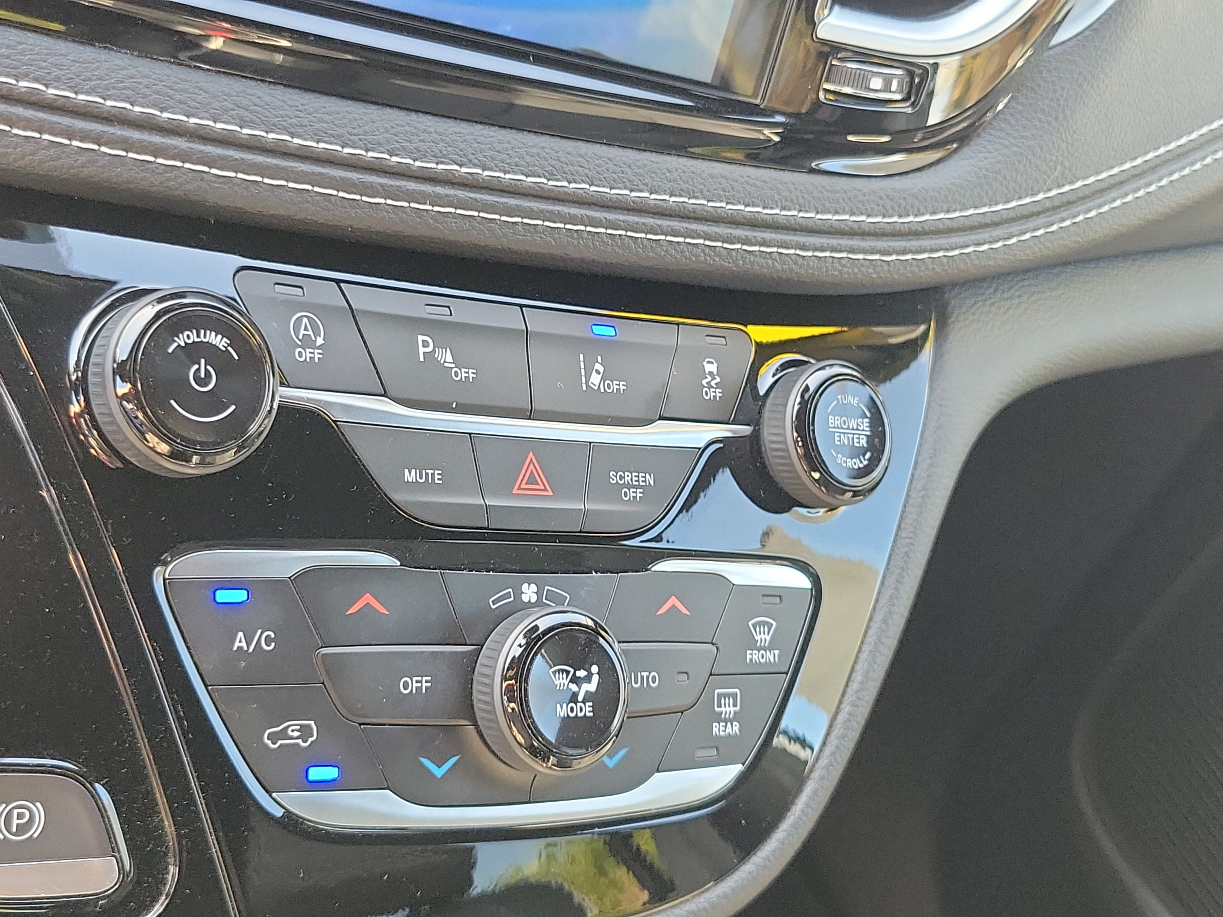 Used 2025 Chrysler Pacifica Limited FWD image 23
