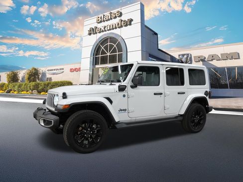 Used 2025 Jeep Wrangler Unlimited Sahara AWD/4WD image 10