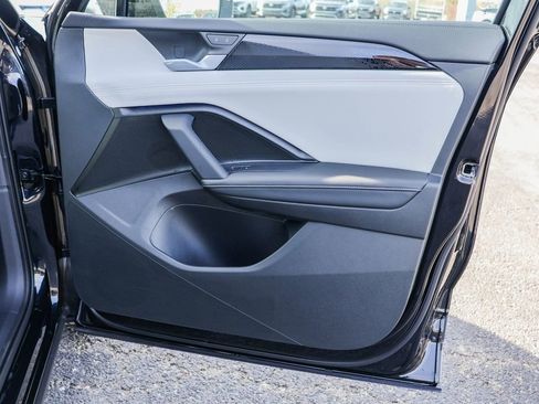 New 2025 Volkswagen Tiguan SE image 41