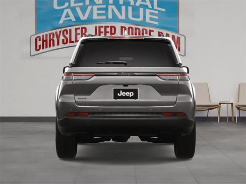 Used 2024 Jeep Grand Cherokee Altitude image 10