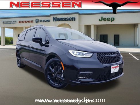 New 2026 Chrysler Pacifica Limited image 1