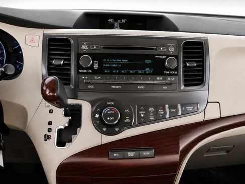 Used 2013 Toyota Sienna XLE FWD image 16