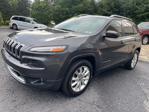 Used 2017 Jeep Cherokee Limited image 11