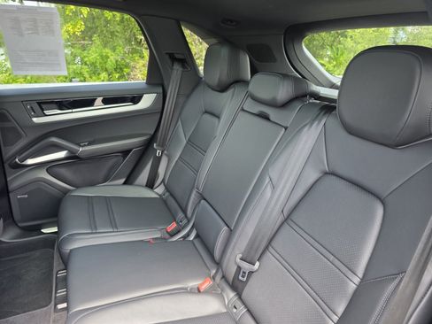 Used 2024 Porsche Cayenne AWD/4WD image 17