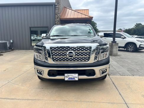 Used 2019 Nissan Titan SL image 2