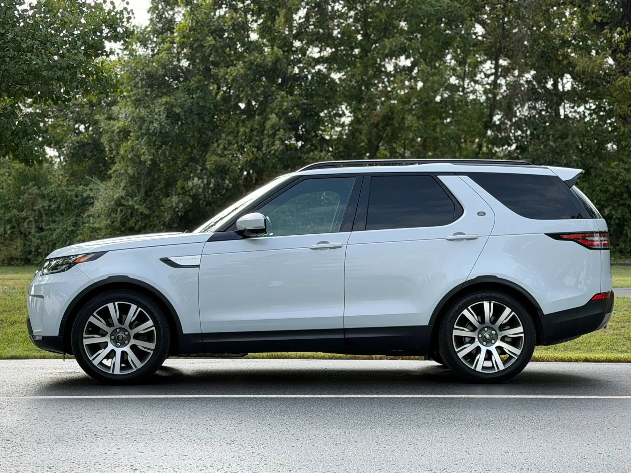 Used 2017 Land Rover Discovery HSE AWD/4WD image 8
