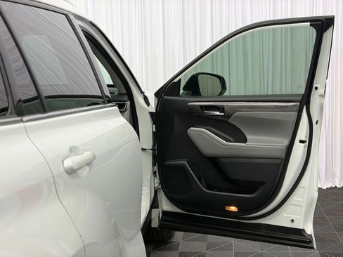 Used 2022 Toyota Highlander Limited FWD image 16