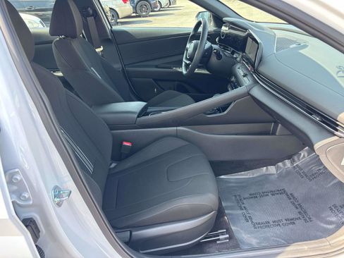 Used 2025 Hyundai Elantra SEL image 14