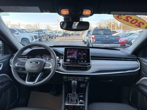 Used 2023 Jeep Compass Latitude image 25