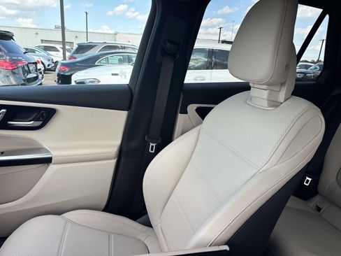 Used 2025 Mercedes-Benz GLC 300 4MATIC image 16