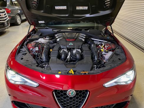 Used 2018 Alfa Romeo Giulia Quadrifoglio w/ Driver Assist Dynamic Package image 33