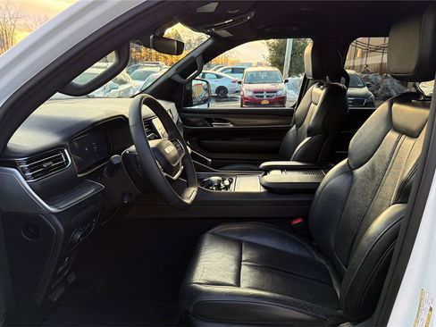 Used 2024 Jeep Wagoneer Series II w/ Flexible Seating Group image 10