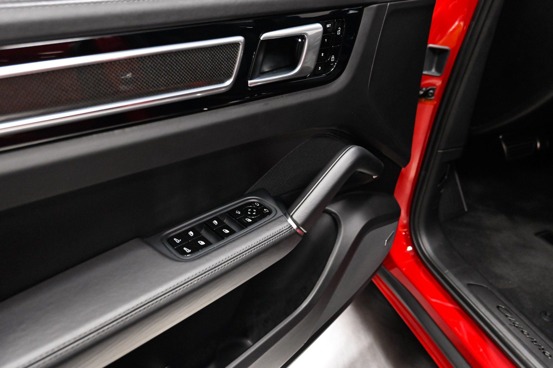 Used 2021 Porsche Cayenne GTS AWD/4WD image 40