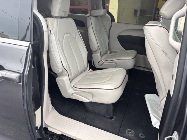 Used 2017 Chrysler Pacifica Limited w/ UConnect Theater Package FWD image 22