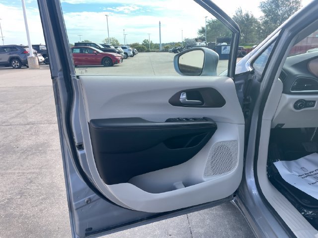 Used 2019 Chrysler Pacifica Touring Plus w/ Tire & Wheel Group FWD image 20